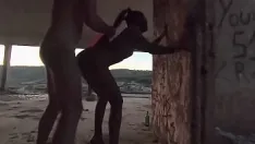 Oynat Yunanistan'da file catsuit ve lateks örgülü kapüşonlu kadınla yaz seksi