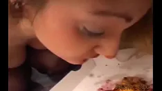 Oynat Seksi minx poz verirken tanga giyiyor