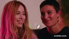 Reproduzir Ersties - casal de lésbicas se revezam tocando um ao outro