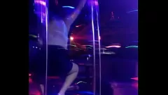 播放 监视顽皮的安妮在成人娱乐场所跳舞和脱衣舞