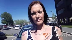 Riproduci La MILF tedesca Julia Exclusiv diventa cattiva nel parco pubblico