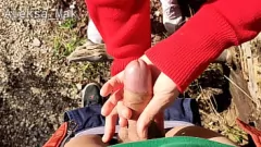 تشغيل جلسة بالإصبع في الهواء الطلق لصغيرتي ذات الشعر الأحمر تنتهي بشاعر متفجر