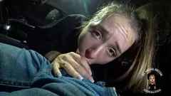 Redare O curvă adolescentă oferă o mânuire intensă și o muie într-o mașină