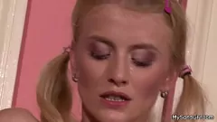 Odtwórz Zdradzająca blondynka nastolatka dostaje hardkor w warkoczach