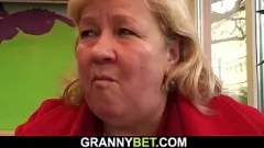 Redare Bunica blondă matură călărește pula unui băiat tânăr cu sânii ei uriași și păsărica păroasă