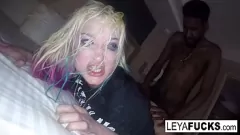 Afspelen Besneeuwde blonde babe krijgt anale voldoening van haar pooier