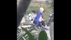 Reproducir Los aficionados asiáticos se ponen traviesos en el parque
