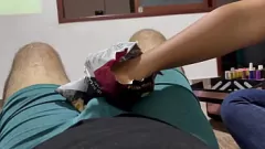 播放 哥伦比亚素人 Emelyn 热辣操庆祝足球赌注获胜