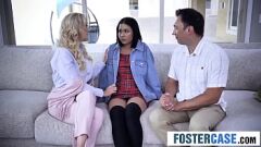 Oynat Busty Milf ve Teen Step-Sisters ile buharlı üçlü