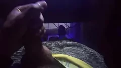 Reproducir Manu caliente y cachondo se corre duro con un handjob