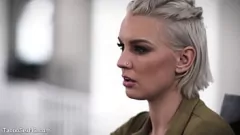 Afspelen Blonde milf met kort haar zuigt en neukt hard
