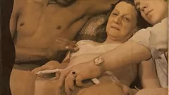 Redare MILF -uri retro păroase într -un triplu raunchy
