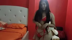 চালান হট ল্যাটিনা কিশোর ক্লায়েন্টের জন্য অপেক্ষা করার সময় বড় গাধা দিয়ে প্রলুব্ধ করে