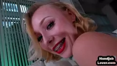 再生 汚い話と小さなおっぱいで油を塗った10代のブロンドの手コキ