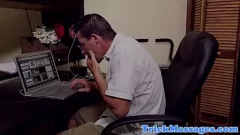 Riproduci Il massaggio con la telecamera nascosta della figliastra