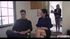 Играть Наблюдение за изменой ее мужа Райана Дриллера с Петрой Блер в секс-культовой сцене: глубокая глотка, лизание киски и твердые соски