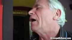 Oynat Genç Barmaid Ters Cowgirl Eyleminde Oldie ile Çılgınlaşıyor - Sert Oral Seks ve Boşalma