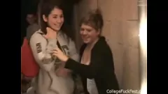 Reproducir Caliente amateur jovencita morena con su coño afeitado metiéndose los dedos en una fiesta salvaje