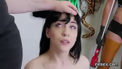 चलाएँ कट्टर किशोरी तीव्र चूसने और बीडीएसएम कार्रवाई के साथ कट्टर शरण चिकित्सा में अपने तंग गधे को फैलाती है