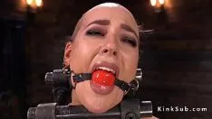 播放 在 bdsm 中切断机动指关节诱惑 sybian