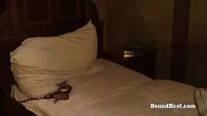 Riproduci Tribade con le manette che tira giù snervante per scrollarsi di dosso la prigione