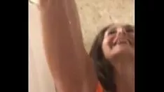 Jouer Une voisine chaude m'envoie un enregistrement vidéo enregistré dans la douche du gymnase et me fait entrer ses seins et son minou