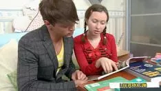 Afspelen Halfzus werkt een portie uit met haar halfbroer, hij zou haar willen instrueren en zij wenste haar kont te spreiden