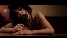 تشغيل الفاخرة هو قبضت القبضات مؤخرتها